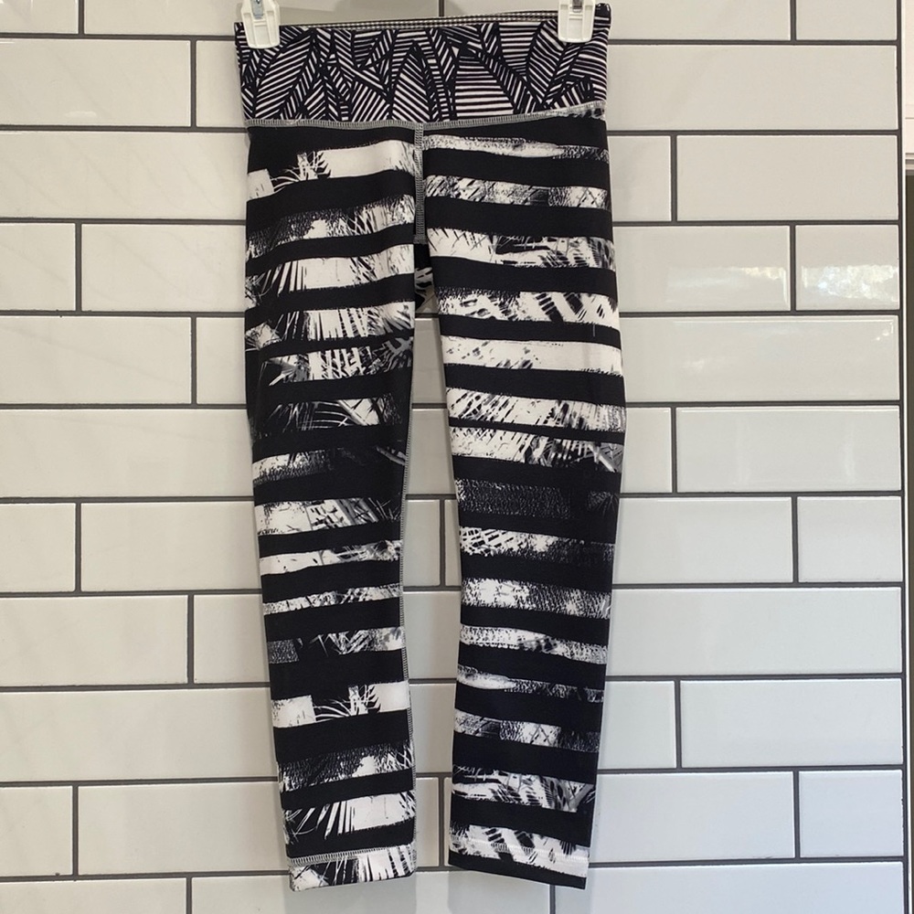 Lululemon Mid Rise Crop 21
